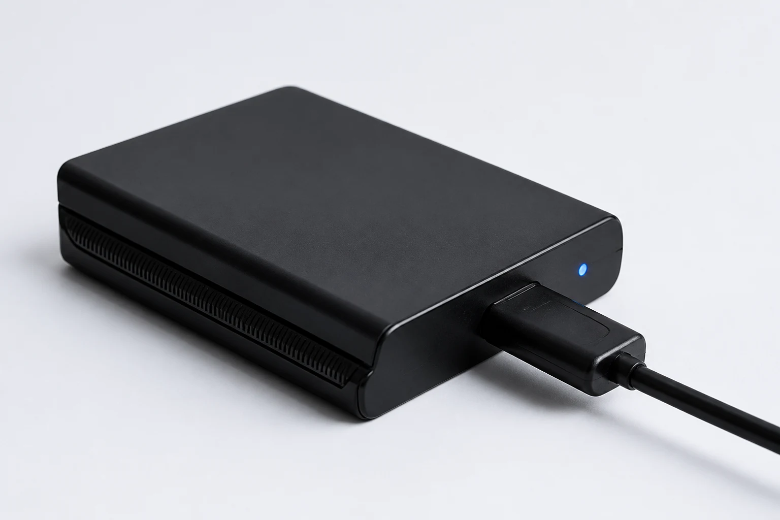 Zewnętrzny dysk USB podłączony przewodem