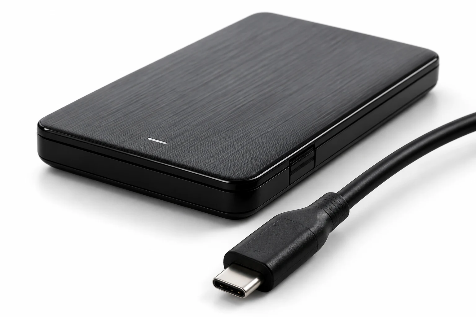 Zewnętrzny dysk USB z przewodem na jasnym tle